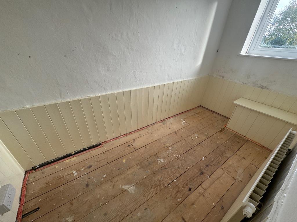 Lot: 20 - TWO-BEDROOM END-TERRACE HOUSE FOR IMPROVEMENT - Bedroom 2